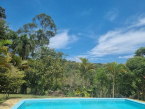 Casa de campo com piscina em condomínio.